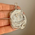 srebrny wisior z naturalną różą chalcedonu