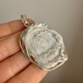 wisiorek z naturalnym kamieniem róża chalceodnu